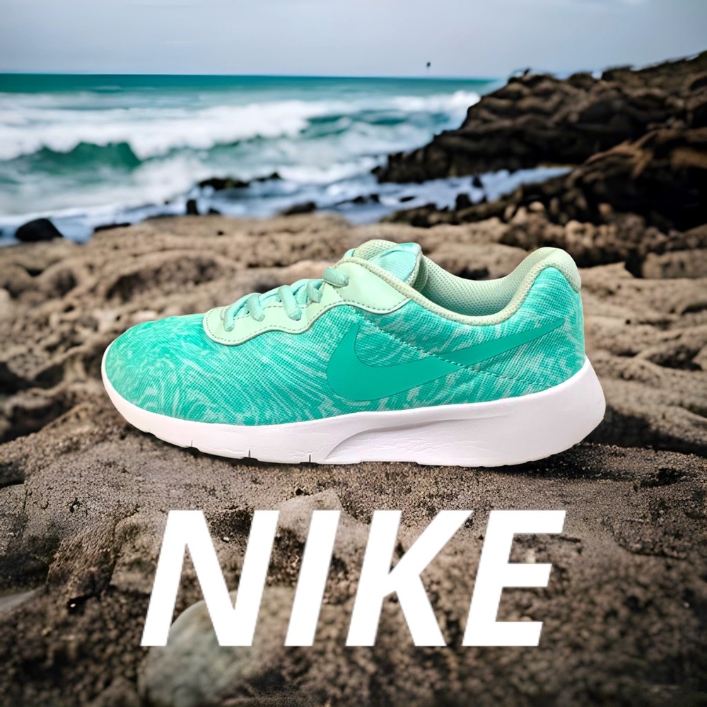 NIKE Tanjun Print Igloo Emerald Rise White Youth Size 6